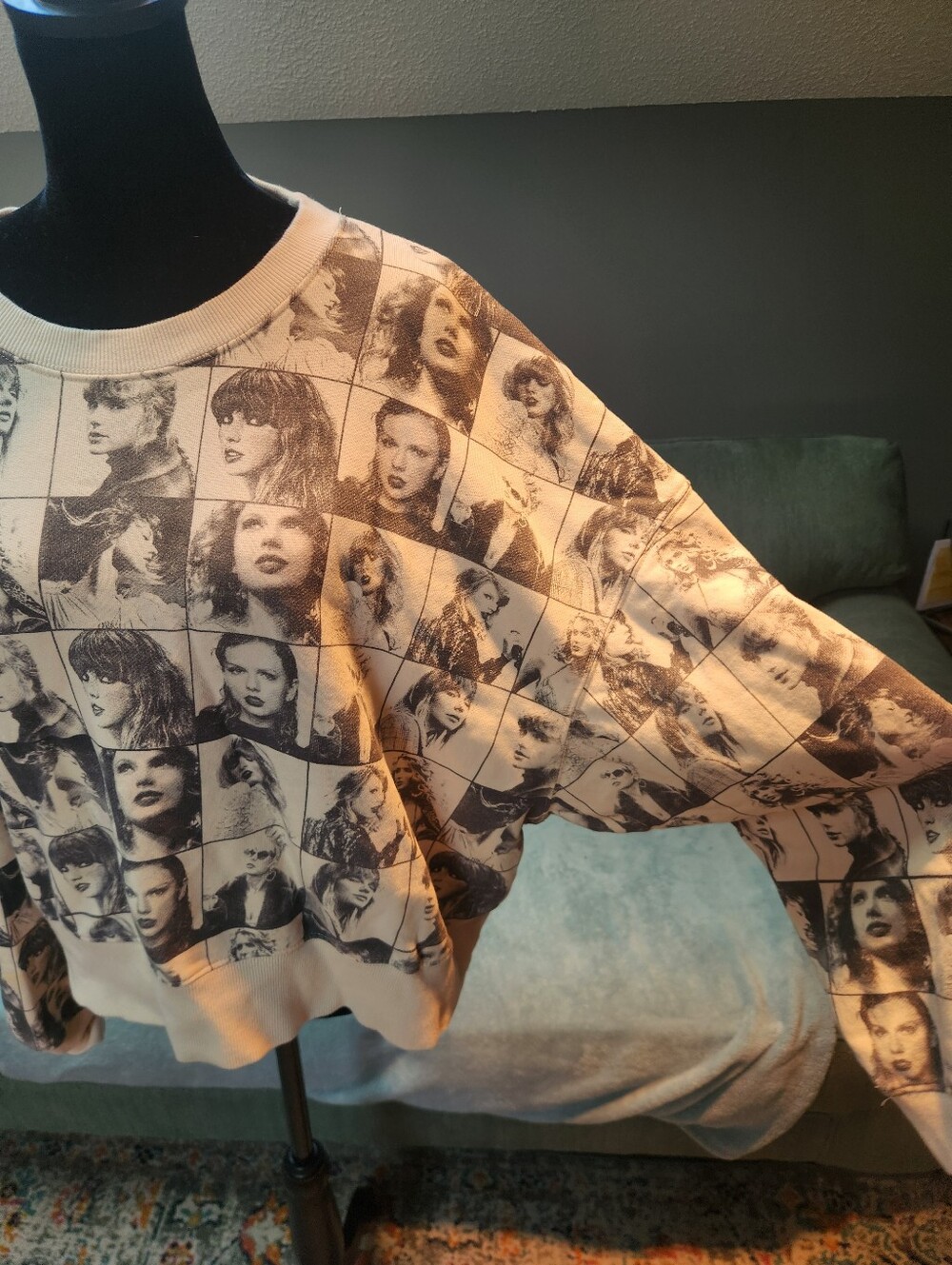 Taylor Swift Eras Tours Official Crewneck Sweatshirt - Black & Cream Large Good! - Picture 7 of 13